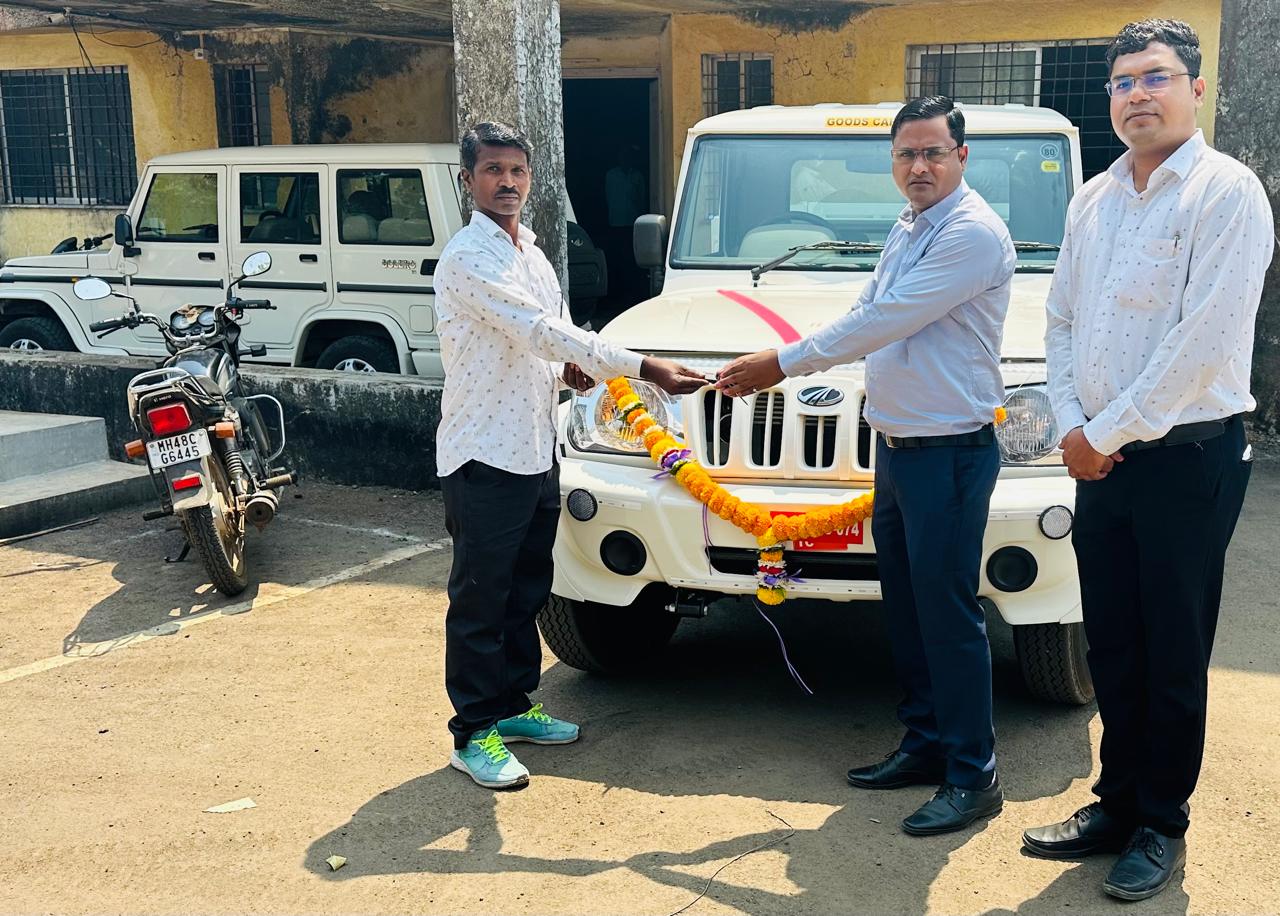 संजय वांगड या लाभार्थीला राज्यशासन योजनेंतर्गत मालवाहू वाहन वितरित करण्यात आले