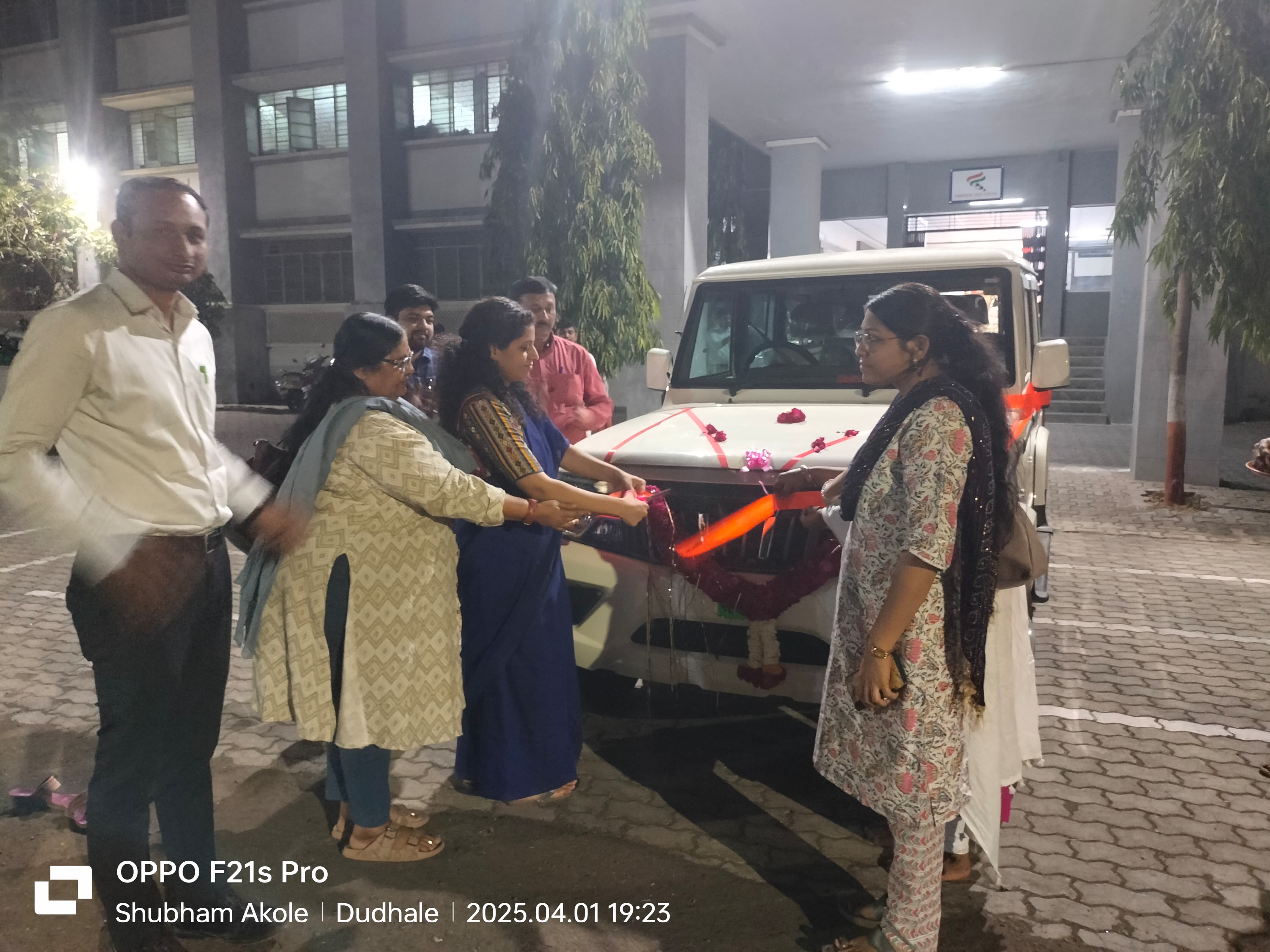 मा.डॉ. मिताली शेट्टी जिल्हाधिकारी नंदुरबार यांचे हस्ते महिला लाभार्थी रमीला काळुसिंग वसावे यांना वाटप